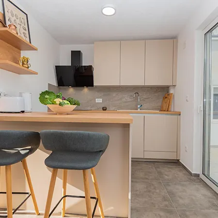 Luxury 2br Penthouse In With Pool *