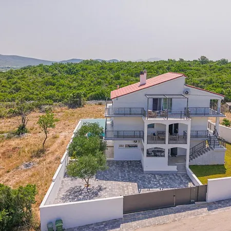 Luxury 2br Penthouse In With Pool Dazlina