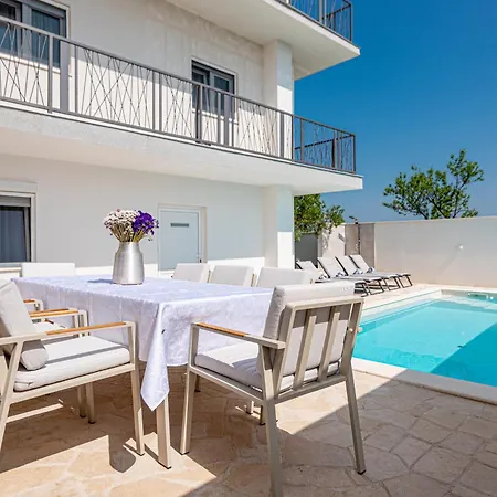 Luxury 2br Penthouse In With Pool * Dazlina