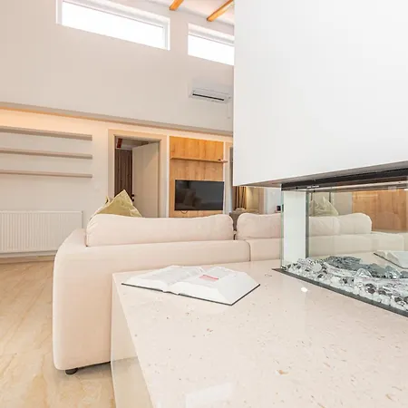 Luxury 2br Penthouse In With Pool Apartman *