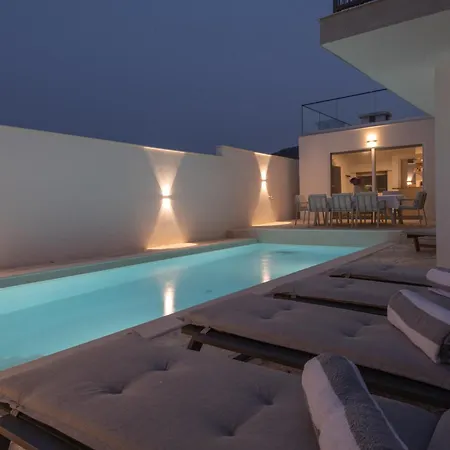 Luxury 2br Penthouse In With Pool Apartman Dazlina