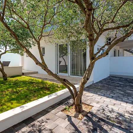 Luxury 2br Penthouse In With Pool