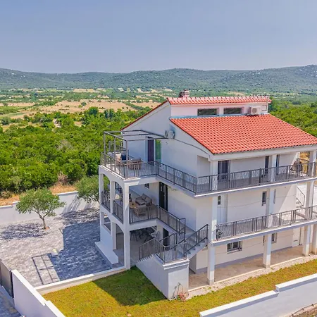 Luxury 2br Penthouse In With Pool Dazlina