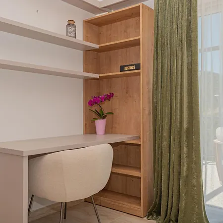 Luxury 2br Penthouse In With Pool *