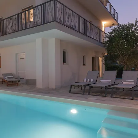 Luxury 2br Penthouse In With Pool Apartman Dazlina