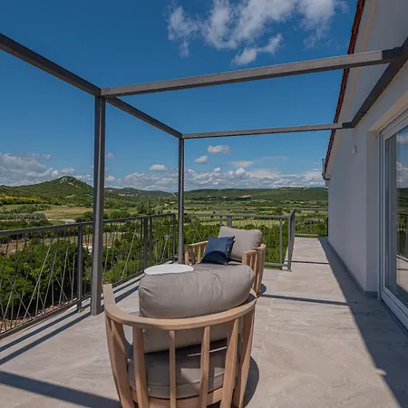 Luxury 2br Penthouse In With Pool * Dazlina