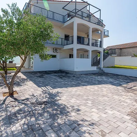 Luxury 2br Penthouse In With Pool Apartment *