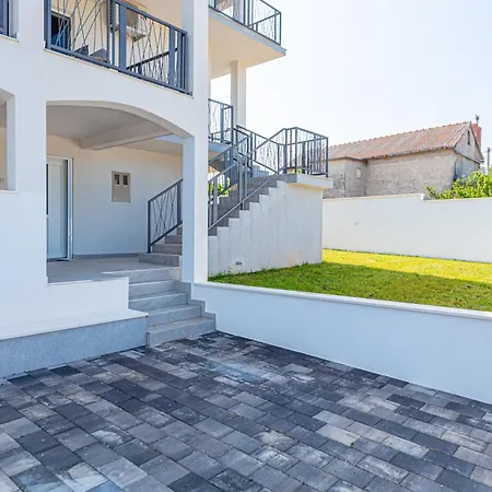 Luxury 2br Penthouse In With Pool