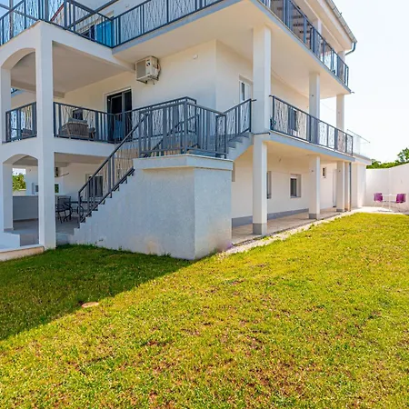 Apartment Luxury 2br Penthouse In With Pool Dazlina