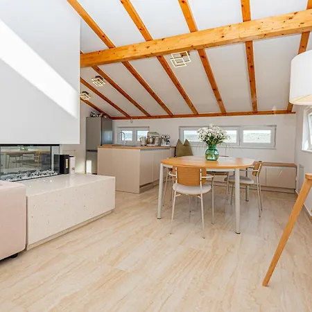 Luxury 2br Penthouse In With Pool Dazlina