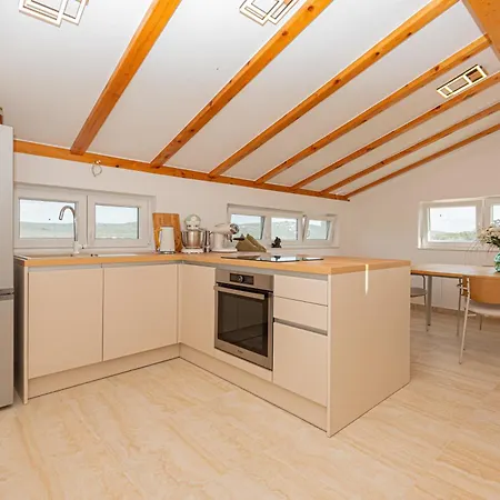 Luxury 2br Penthouse In With Pool Apartman Dazlina