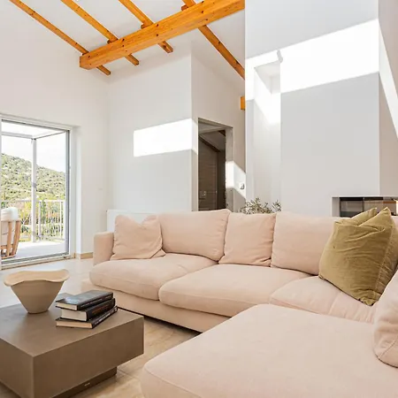 Luxury 2br Penthouse In With Pool Dazlina