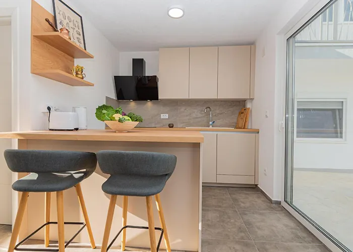 Luxury 2br Penthouse In With Pool *