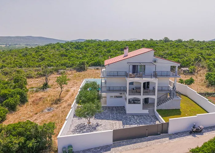 Luxury 2br Penthouse In With Pool Dazlina