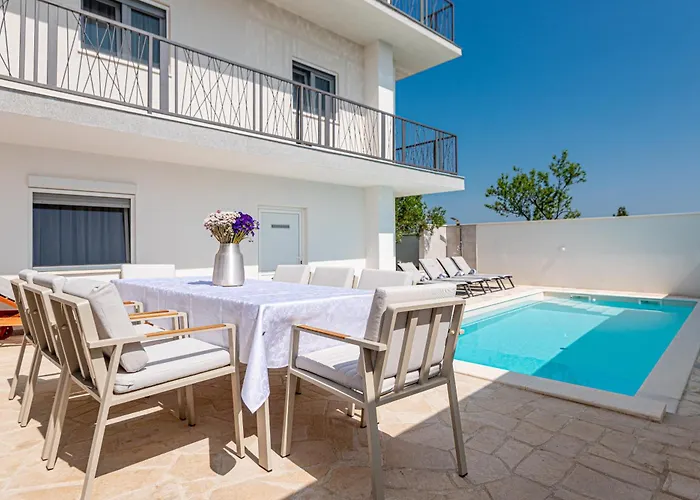 Luxury 2br Penthouse In With Pool * Dazlina