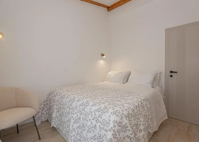 Luxury 2br Penthouse In With Pool *