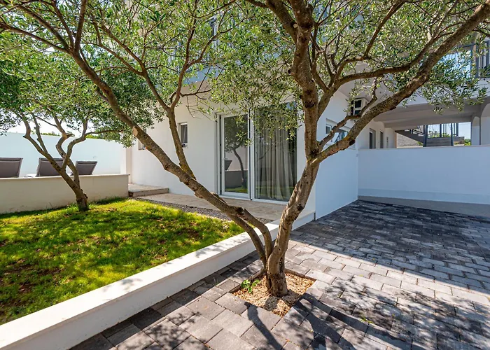 Luxury 2br Penthouse In With Pool