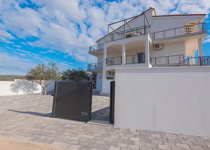 Luxury 2br Penthouse In With Pool Апартаменты *