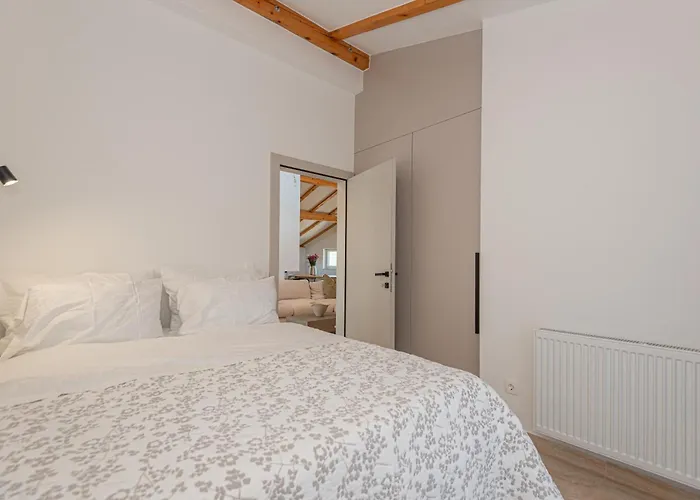 Luxury 2br Penthouse In With Pool *