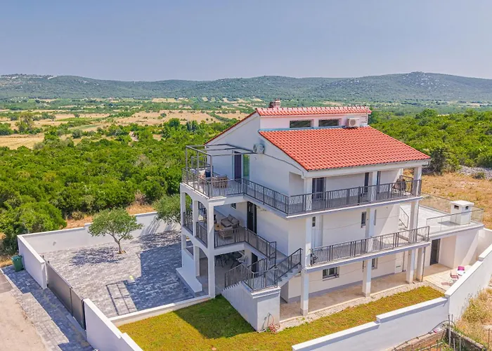 Luxury 2br Penthouse In With Pool Dazlina