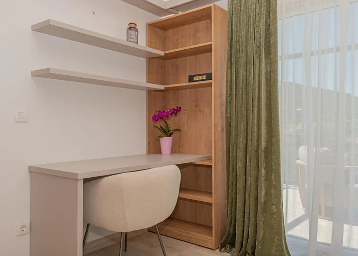 Luxury 2br Penthouse In With Pool *