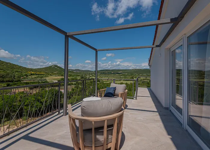 Luxury 2br Penthouse In With Pool * Dazlina