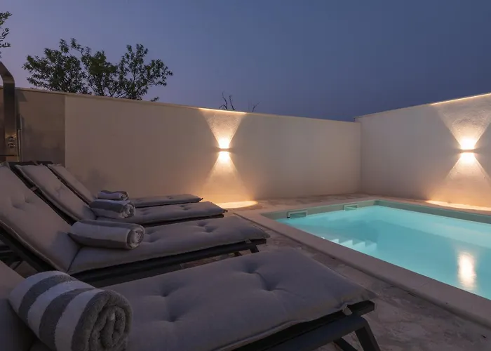 Luxury 2br Penthouse In With Pool Dazlina