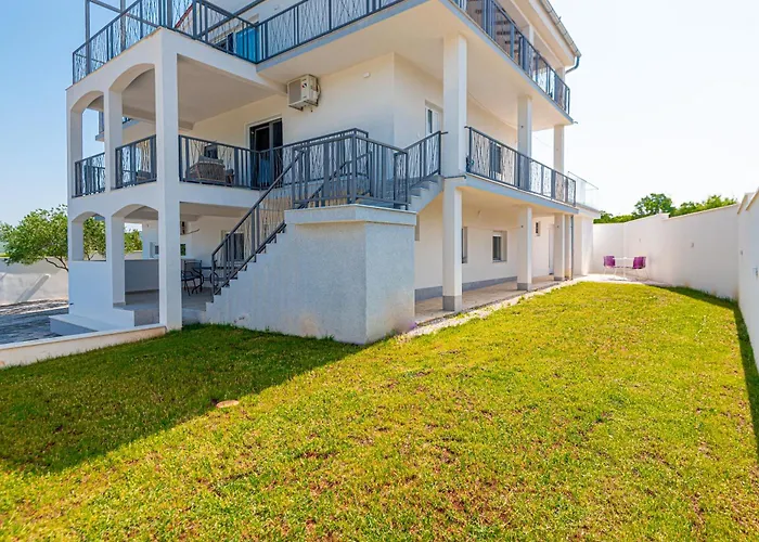 Апартаменты Luxury 2br Penthouse In With Pool Dazlina