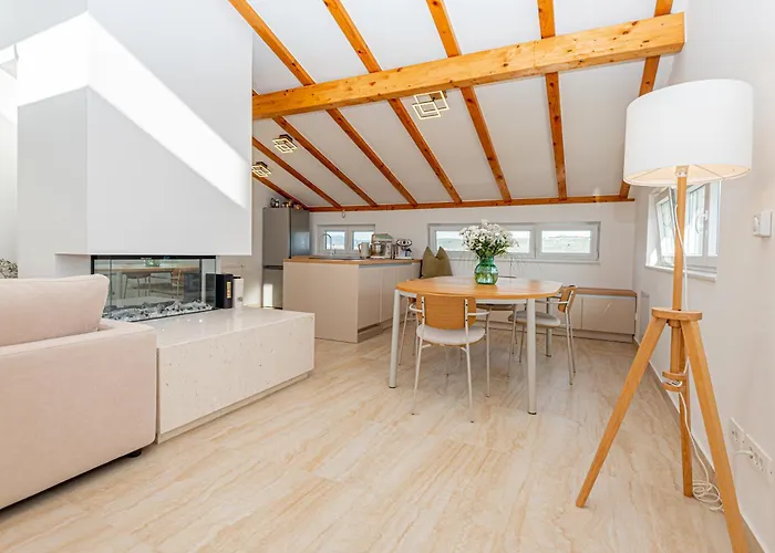 Luxury 2br Penthouse In With Pool Dazlina