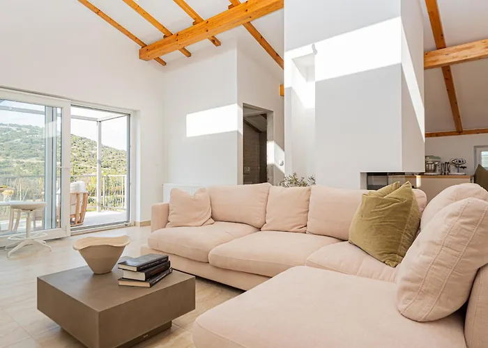 Luxury 2br Penthouse In With Pool Dazlina